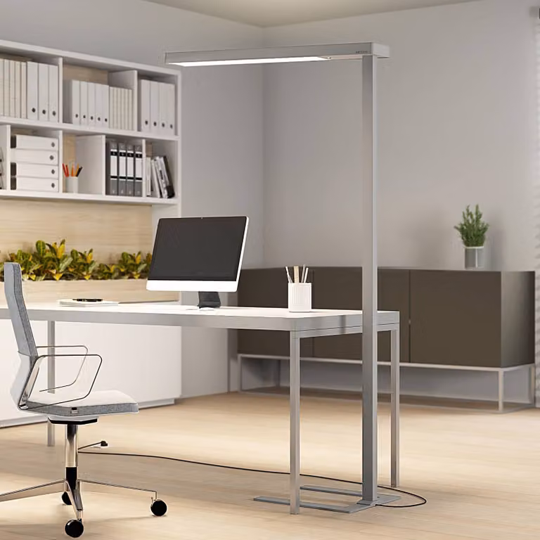 Lámpara de pie de arco Arcchio en aluminio gris y plata con tecnología LED atenuable para hogar u oficina