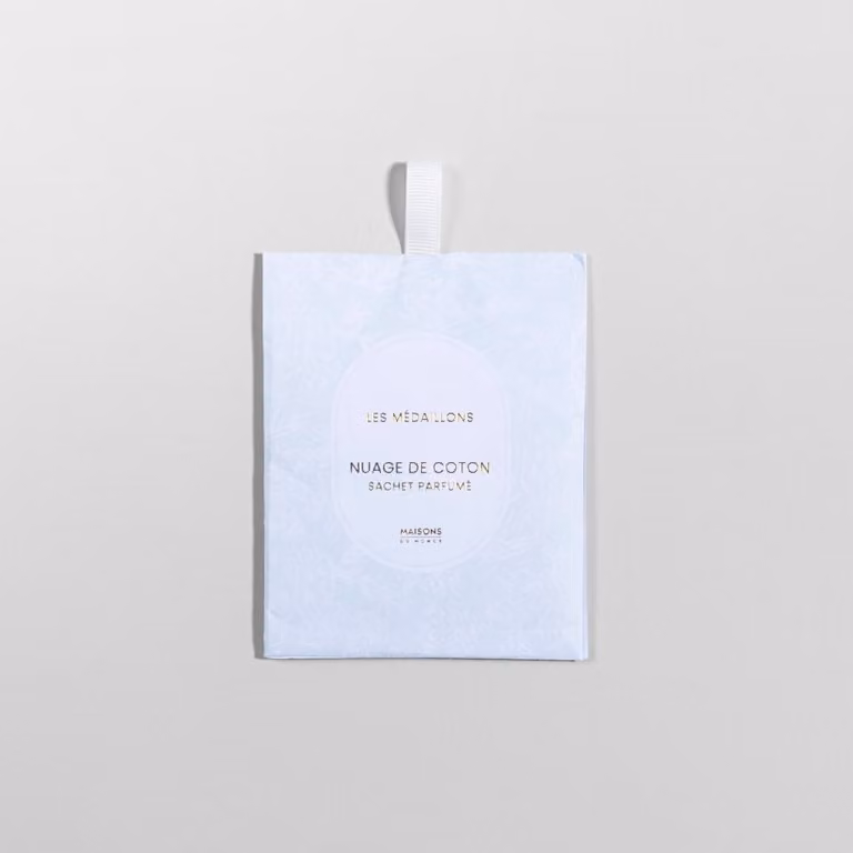 Saquito perfumado textil Maisons du Monde con aroma floral y amaderado en colores azul, dorado y blanco