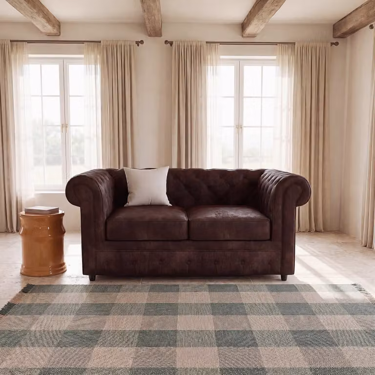 Sofá de 2 plazas estilo Chesterfield de Maisons du Monde en color marrón con efecto piel y tapizado de tela con fundas removibles