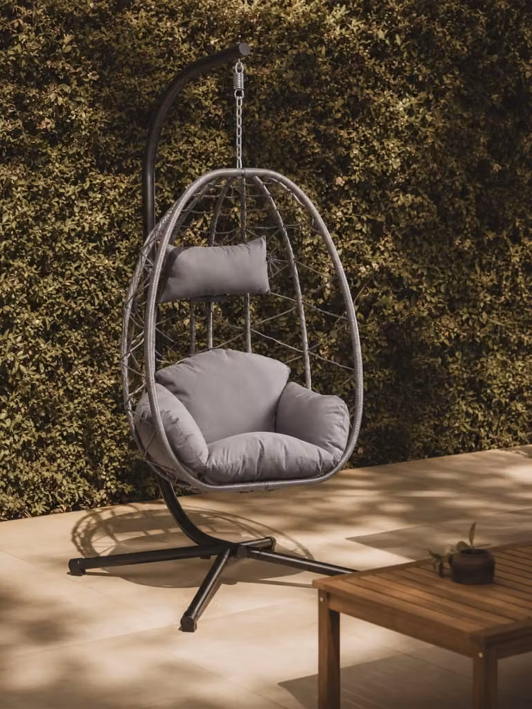 Sillón colgante tipo huevo Nordlys de ratán y metal negro con cojines para jardín o salón An/P/Al: 138 x 97 x 197 cm