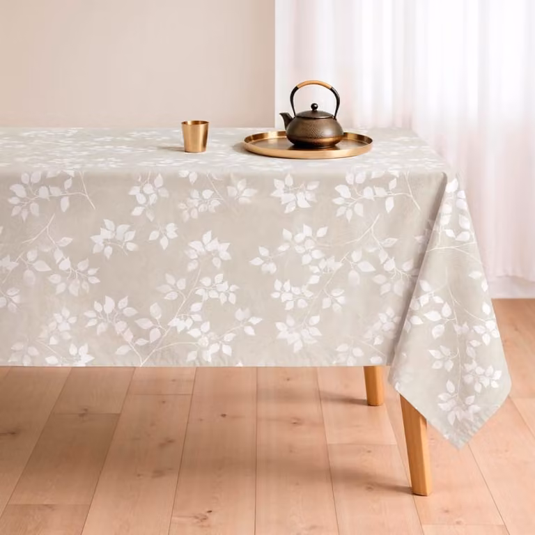 Mantel rectangular de algodón orgánico antimanchas Mint con diseño floral de hojas y ramas blancas en color beige An/P: 155 x 100 cm