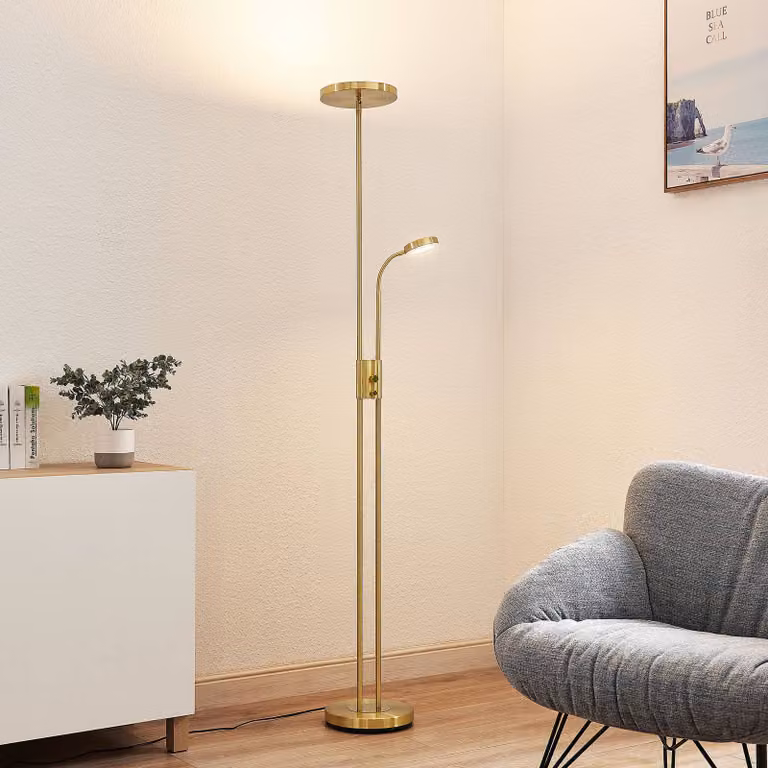 Lámpara de pie LED Seppa de Lindby, diseño moderno en latón y oro, atenuable