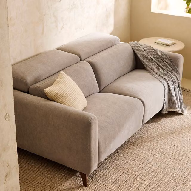 Sofá de 3 plazas Oporto de El Corte Inglés con 2 asientos relax eléctricos, tapizado en tejido gris y blanco con reposacabezas ajustable y fundas extraíbles