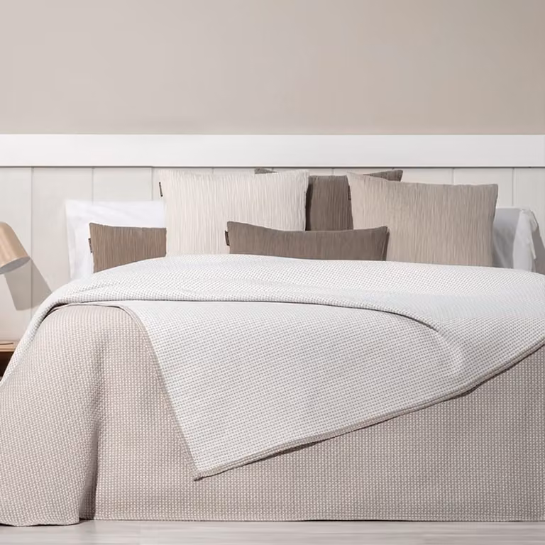 Colcha cubrecama jacquard Manterol color beige para cama de 155 cm