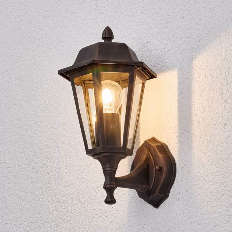 Aplique de pared exterior Lindby en aluminio y cristal marrón con acabado clásico y regulable para jardín