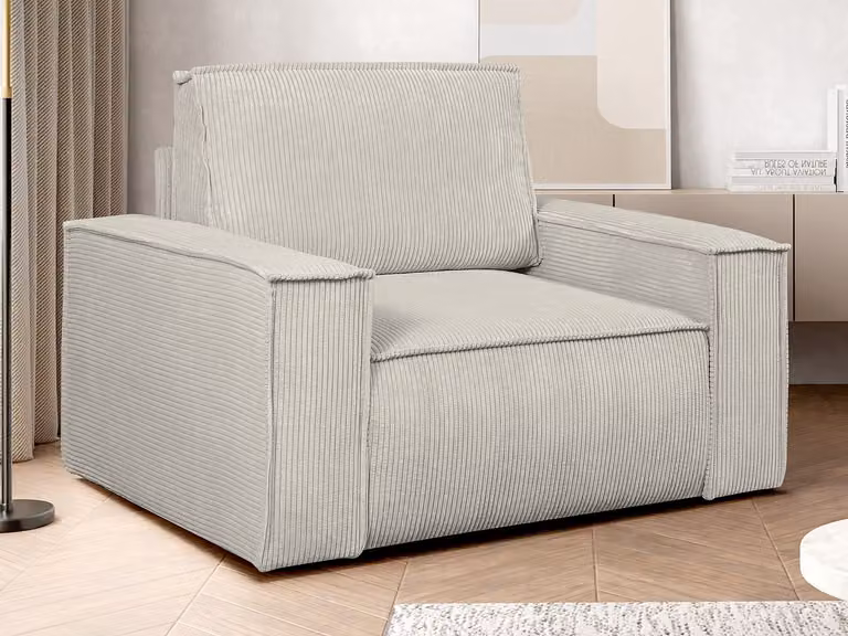 Sillón de terciopelo beige Amelia con estructura de madera sólida y reposabrazos