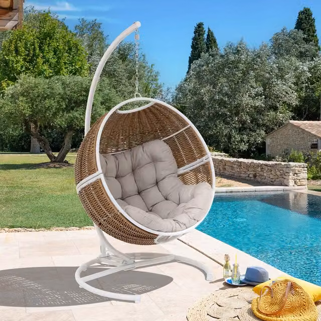 Poltrona colgante tipo huevo Hespéride de acero con recubrimiento de polvo y cojines incluidos en color beige y blanco