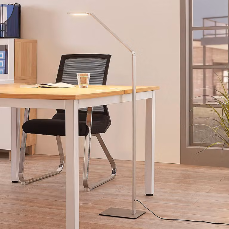 Lámpara de pie LED Resi de Lucande, diseño moderno en aluminio color gris y plata, regulable para hogar u oficina
