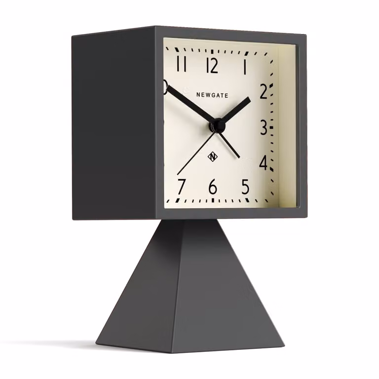 Reloj despertador analógico Newgate de estilo mid century, diseño rectangular y mecanismo silencioso, disponible en gris o negro