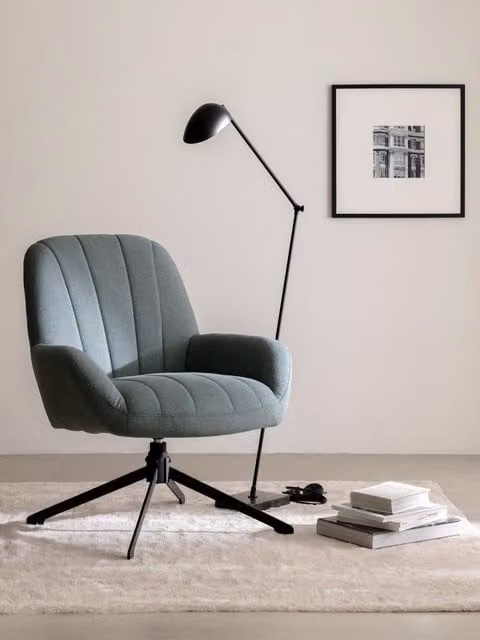 Butaca giratoria Lucens de Kenay Home, tapizada en verde con estructura de metal negro y reposabrazos