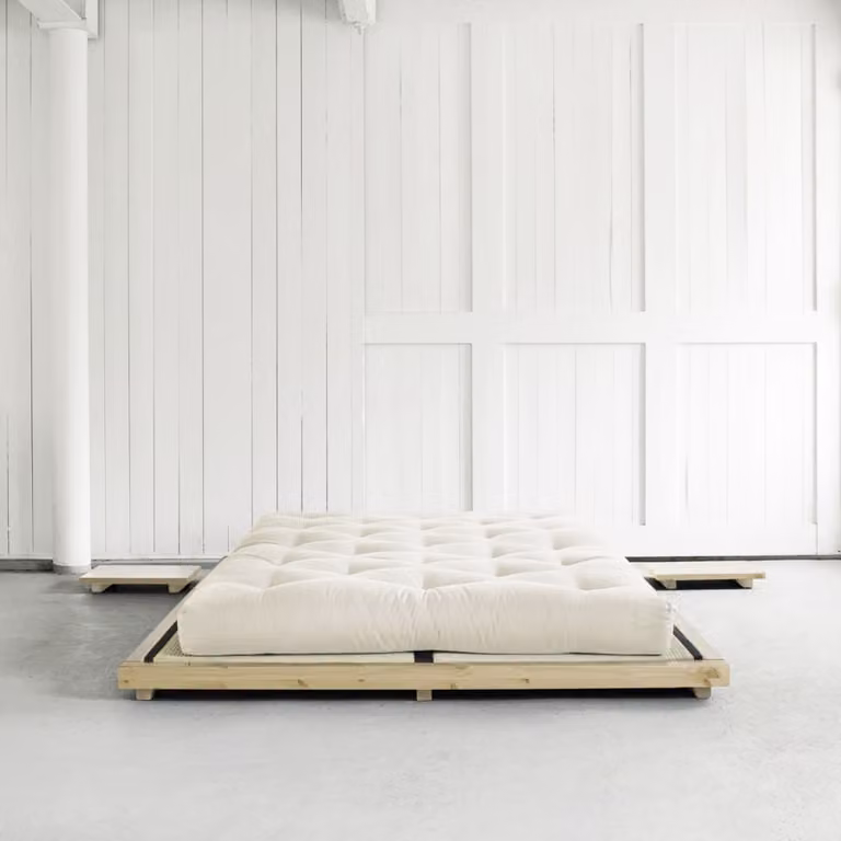Cama de madera de pino Karup de estilo escandinavo en color marrón, An/P/Al: 140 x 200 x 153 cm