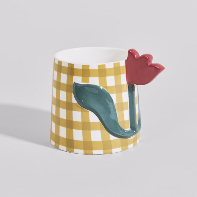 Taza de gres Maisons du Monde con diseño de cuadros vichy amarillo y asa de flor para adultos