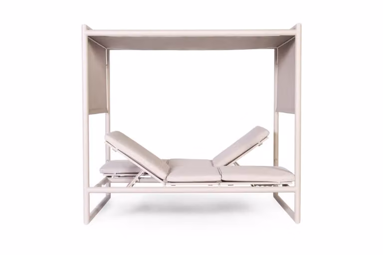 Cama doble balinesa Defora Home en color beige con estructura de aluminio y toldo ajustable