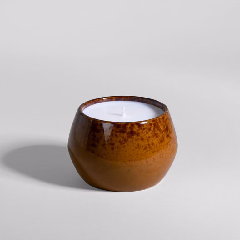 Vela perfumada de cerámica marrón Maisons du Monde con aroma taller botánico y notas amaderadas, frescas, florales y gourmand