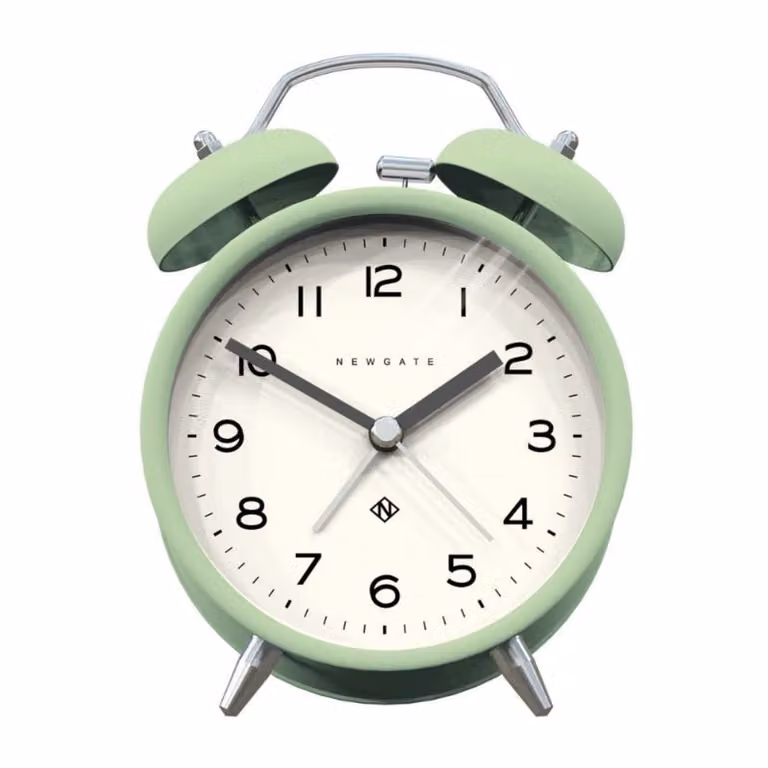 Reloj despertador analógico Newgate con doble campana en color verde menta y diseño moderno de metal para mesa