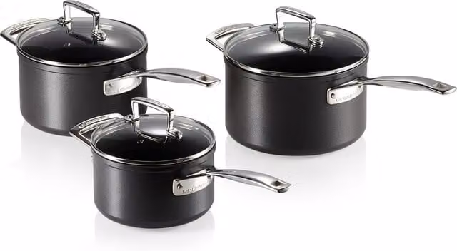 Set de 3 cazos Le Creuset de aluminio antiadherente con tapa de cristal en color negro