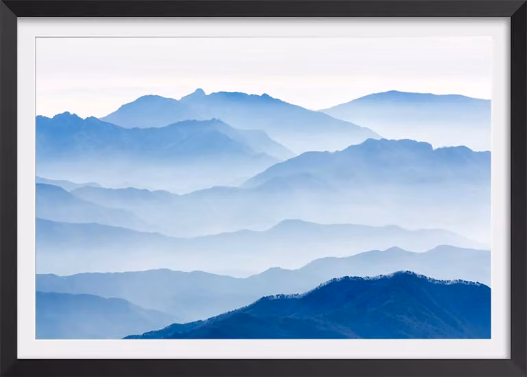 Póster de paisaje de montañas azules Hexoa con marco negro An/P: 60 x 40 cm