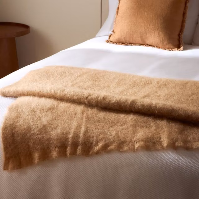 Manta decorativa de mohair y lana Ezcaray color beige An/P/Al: 200 x 130 cm