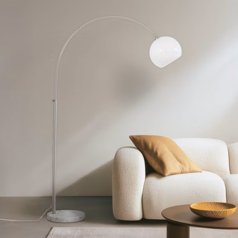 Lámpara de pie de arco Alverton Lindby en blanco y plata con base de mármol y detalles en metal y cristal para salón o comedor