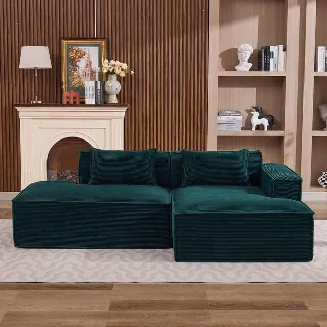 Sofá en forma de L KELLANY de tela de pana color verde con dos cojines, Ancho: 235 cm