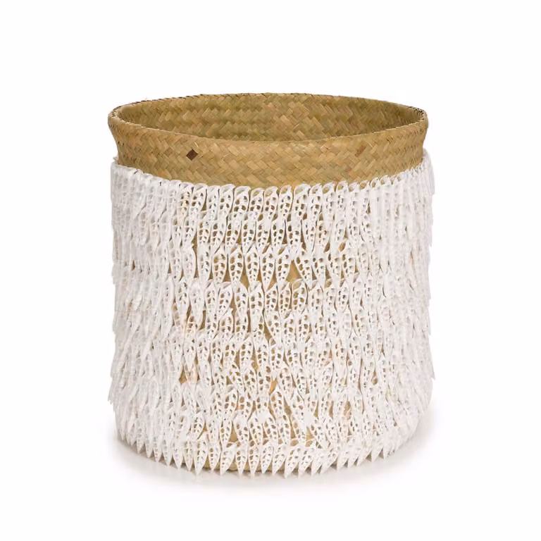 Cesta de fibras naturales de pandan y conchas Bazar Bizar en marrón y blanco An/P/Al: 34 x 34 x 40 cm
