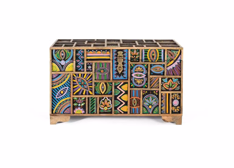 Baúl de madera de mango con diseño étnico abstracto multicolor de Giner y Colomer con tapa removible An/P/Al: 78 x 43 x 33 cm