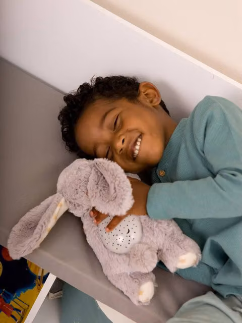 Peluche Proyector de Estrellas Cloud B Benny Conejito para niños en colores beige, verde, azul o gris