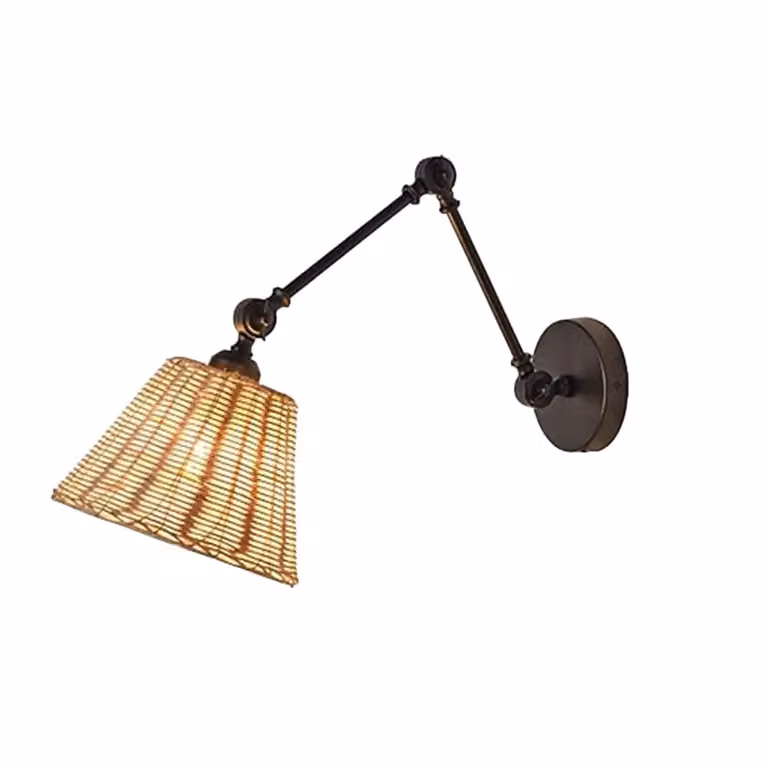 Lámpara de pared Raul de ALPINALUZ con brazo extensible y pantalla de ratán beige estilo rústico, compatible con casquillo E27