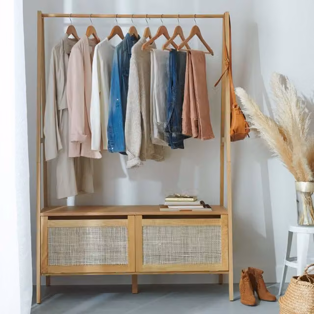 Perchero de madera y ratán MOB IN en color roble con estilo boho, An: 110 cm, Al: 165 cm