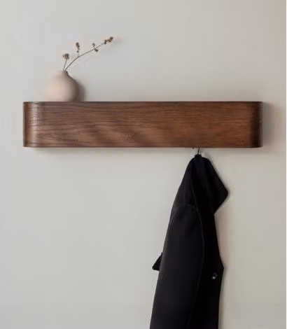 Perchero de pared MIMIY de roble con 5 ganchos de metal y diseño escandinavo en color marrón y azul, An/P/Al: 80 x 20 x 4 cm