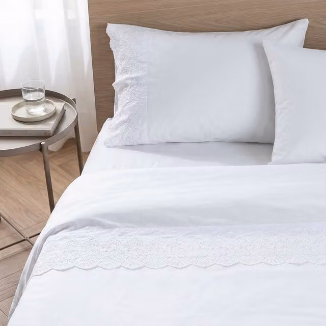 Juego de sábanas de algodón Manterol color blanco con detalle bordado, incluye sábana bajera de 150x200 cm, sábana encimera y fundas de almohada de 50x70 cm