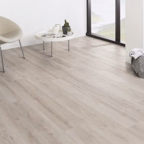 Suelo laminado Cooke Lewis Malton de aspecto madera en color gris con grosor de 10 mm y sistema click