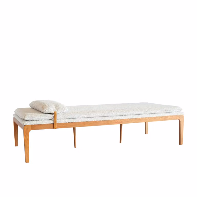 Chaise longue de estilo mid century con estructura de madera de roble y tejido beige