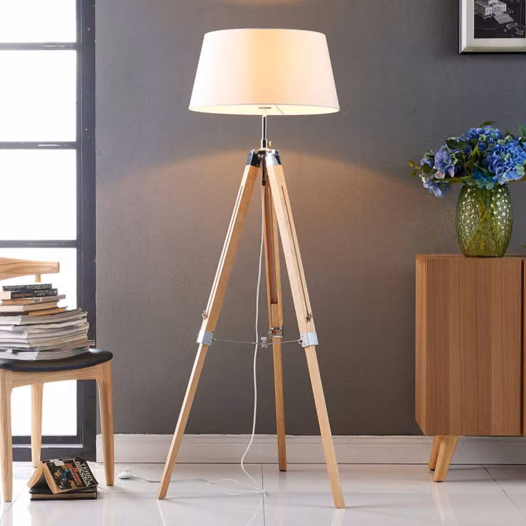 Lámpara de pie Lindby Katie en blanco y madera de estilo nórdico para salón o comedor