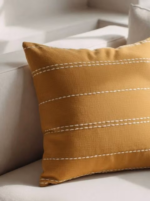 Cojín cuadrado de algodón de Kenay Home con diseño de rayas en blanco y amarillo, 45 x 45 cm