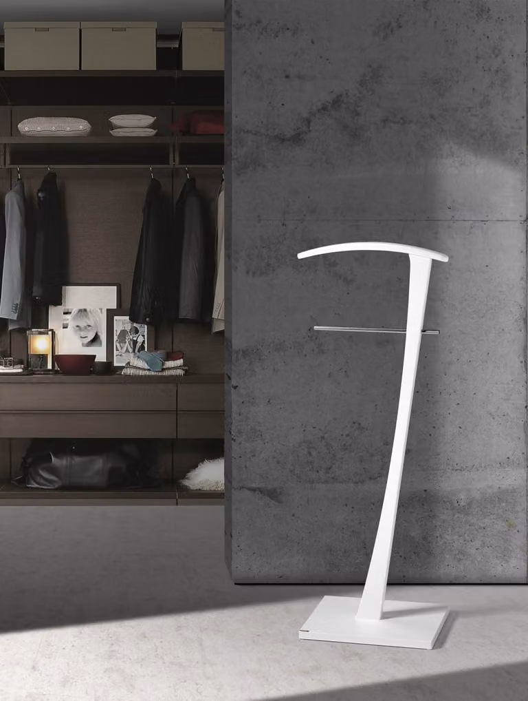 Galán de noche Lindes de Herdasa en madera de haya lacada blanca Al x An x P: 115 x 48 x 46 cm