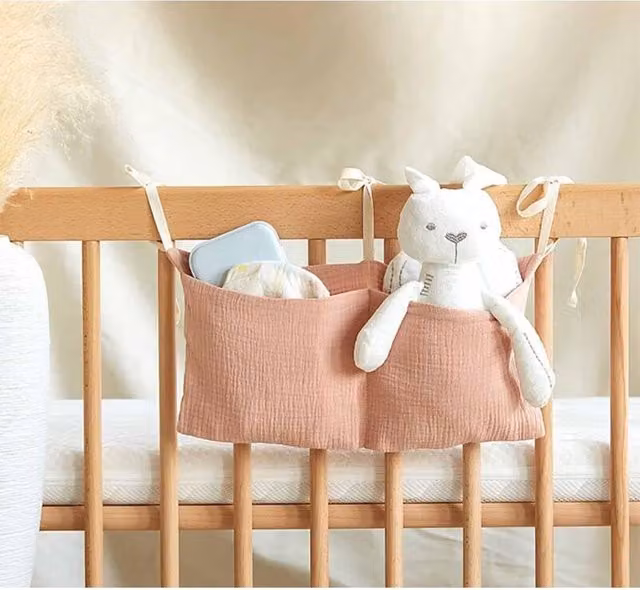 Bolsa de almacenamiento colgante de algodón XISRENS con 2 bolsillos para cuna y juguetes, color rosa