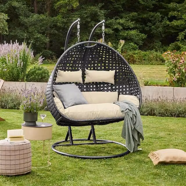Silla colgante para 2 personas Home Deluxe TWIN DELUXE de poliratán en negro y crema con cojines incluidos