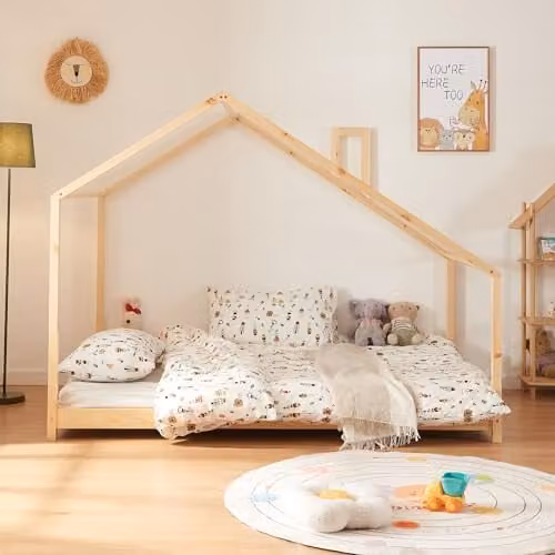 Cama infantil en forma de casa en madera de pino natural con colchón de espuma en color beige de en.casa, An/P/Al: 140 x 200 cm