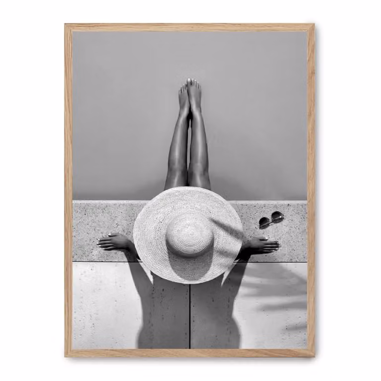 Poster de fotografía minimalista de verano de Poster Lab en blanco y negro con marco de madera, An/Al: 50 x 70 cm