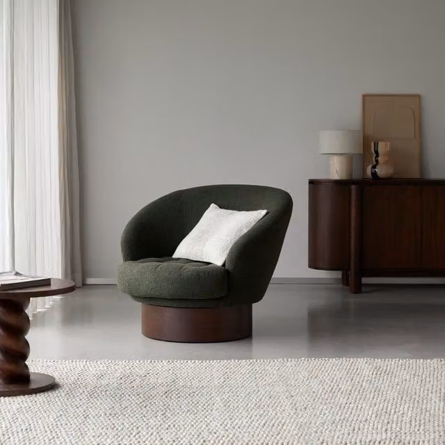 Sillón giratorio moderno Tikamoon de madera maciza y tela verde con reposabrazos An/P/Al: 82 x 100 x 91 cm