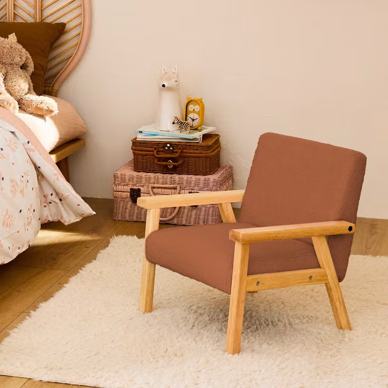 Sillón infantil estilo escandinavo Sweeek de madera y tejido boucle en color naranja, An/P/Al: 47 x 43.5 x 50 cm