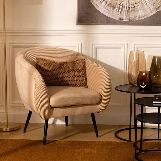 Sillón Solaro de Atmosphera en terciopelo beige con estructura de metal para salón o dormitorio An/P/Al: 74 x 70 x 78 cm