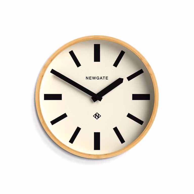 Reloj de pared analógico Newgate de estilo escandinavo en madera, metal y cristal, color beige y marrón, diseño redondo y liso