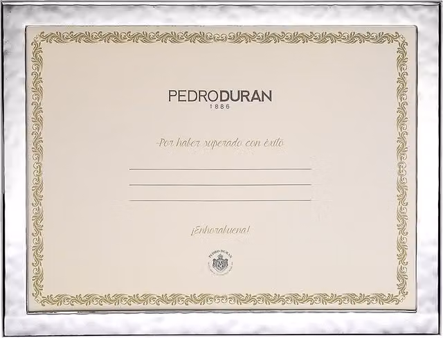 Marco de fotos Urano de Pedro Durán, diseño clásico rectangular en color plata con detalles florales para mesa