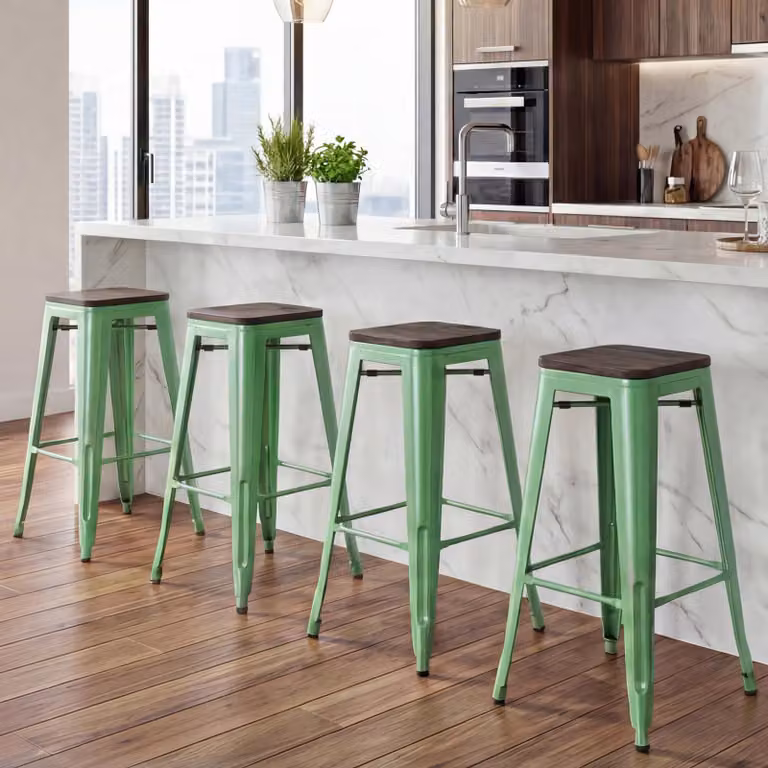Juego de 4 taburetes de bar Mendler modelo HWC-A73 con asiento de madera y estructura de metal, diseño industrial apilable, color verde