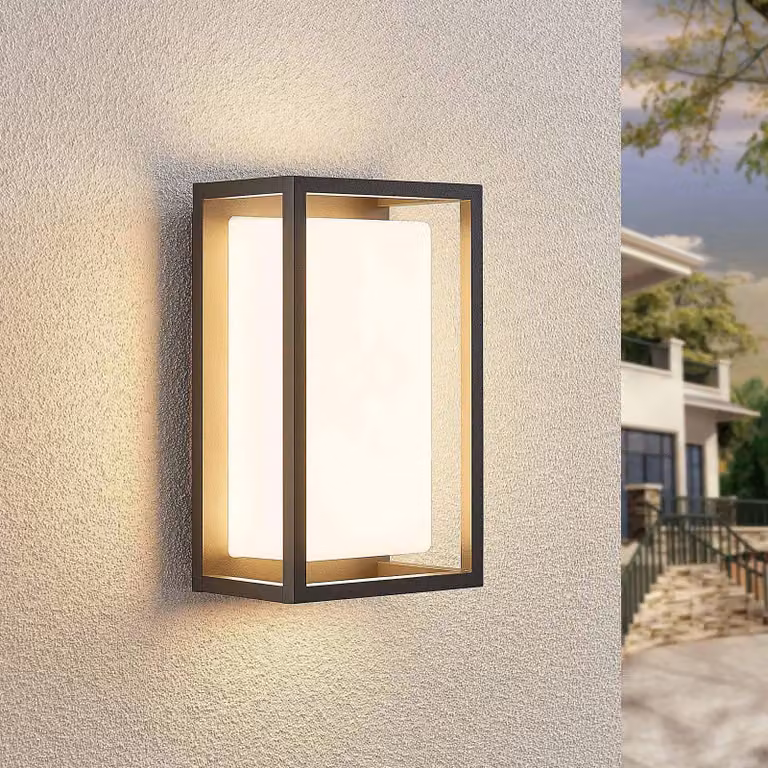 Lámpara de pared LED Ilirian de Lucande para exteriores, diseño moderno en aluminio y negro con iluminación up/down y luz blanca cálida