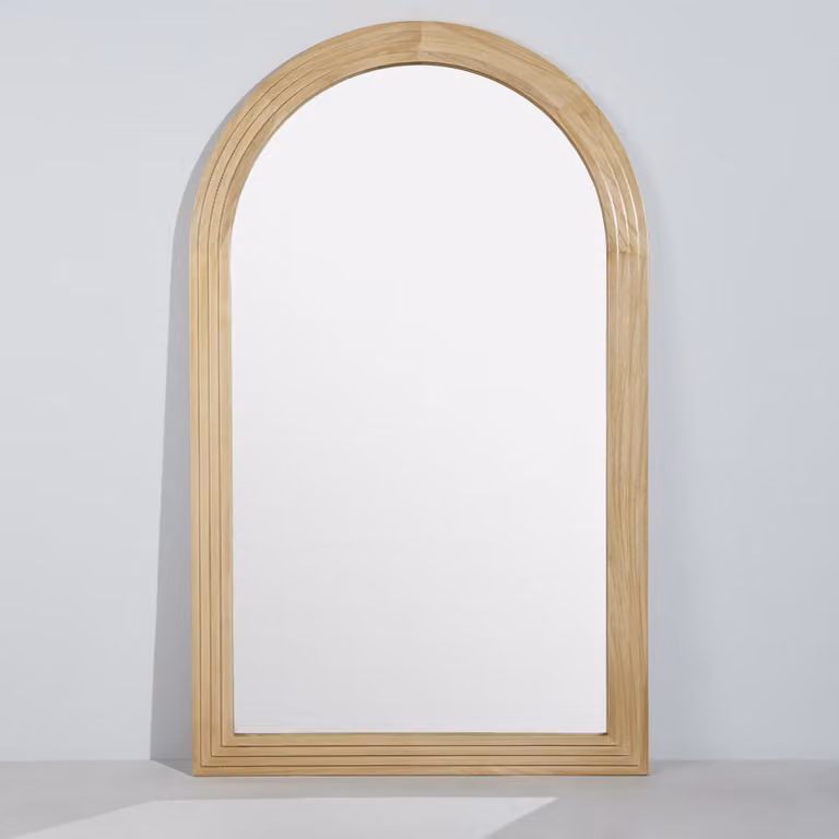 Espejo arqueado de madera de Maisons du Monde en colores blanco, marrón o beige, An/Al: 110 x 180 cm