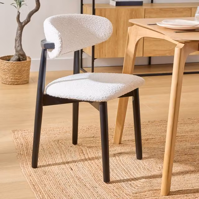 Lote de 2 sillas Sari de Atmosphera en madera con tejido boucle blanco y patas negras