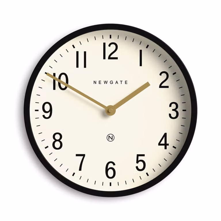 Reloj de pared analógico Newgate de metal negro mate con diseño rectangular minimalista